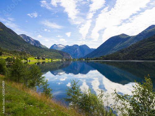 Vistas del paisaje de monta  a reflejada en el lago Nedrefloen  en el verano de 2017 en Noruega