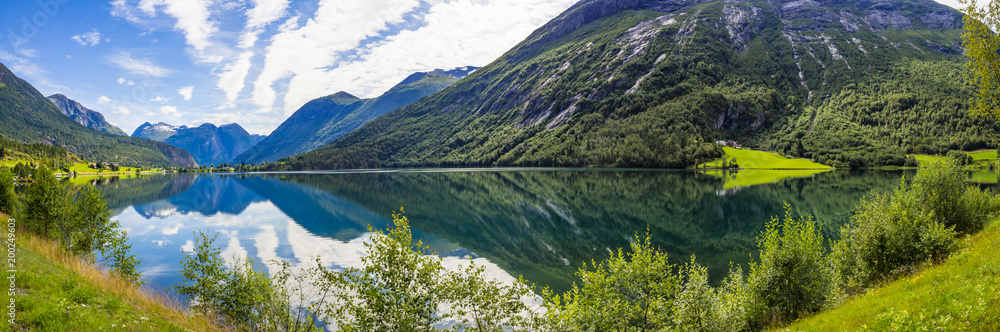 Vistas del paisaje de montaña reflejada en el lago Nedrefloen, en el verano de 2017 en Noruega