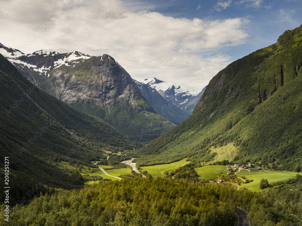 Obraz premium Vistas a las montañas desde el mirador de Hjelledalen Aussichtsüunkt, en Noruega, verano de 2017