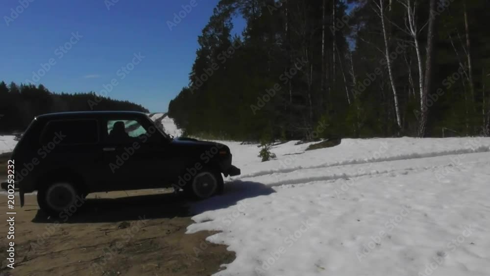 The machine sticks in the snow The machine sticks in the snow