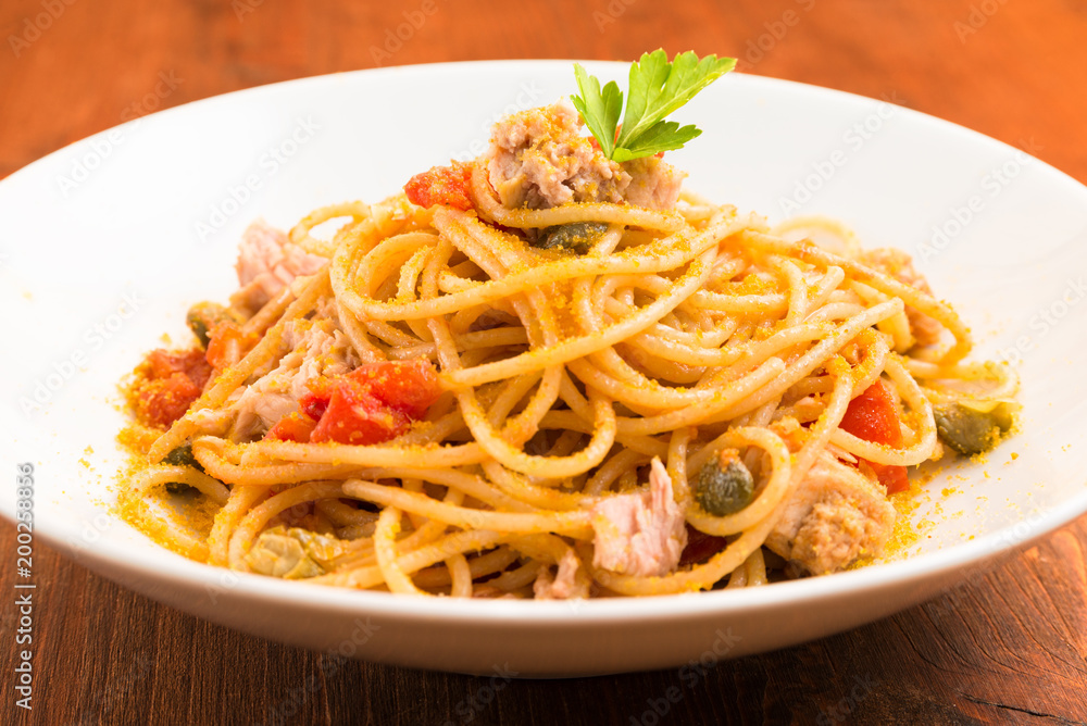 Spaghetti con tonno, bottarga, pomodoro e capperi, Cucina Mediterranea Spaghetti con tonno, bottarga, pomodoro e capperi, Cucina Mediterranea