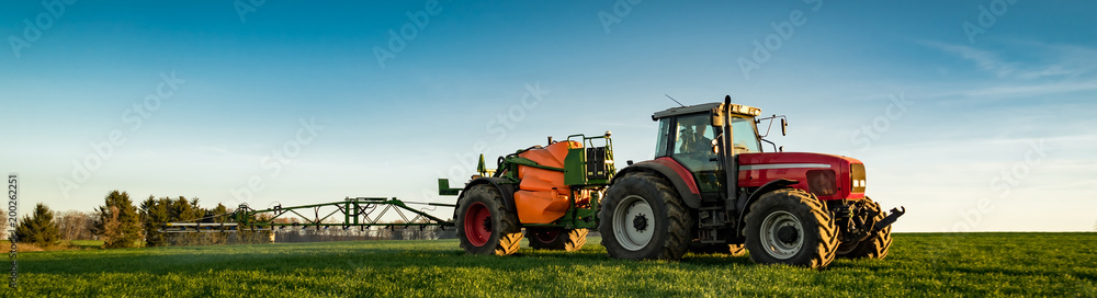 Traktor mit Anhängespritze beim Pflanzenschutz, Banner Traktor mit Anhängespritze beim Pflanzenschutz, Banner