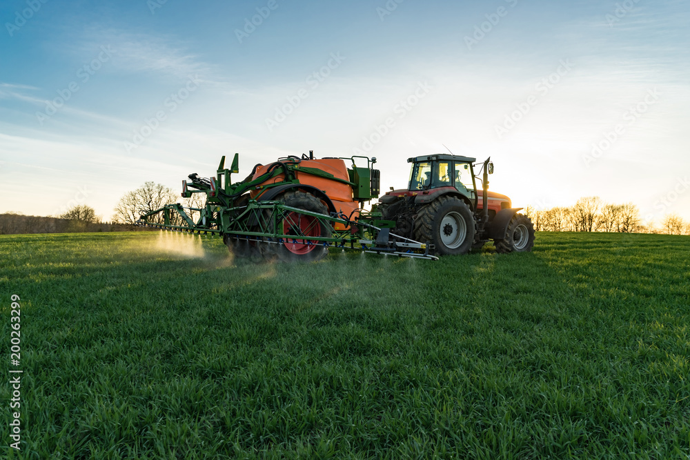 Ackerbau, Landwirt spritzt sei Getreide am Abend gegen Unkräuter, Gegenlicht Ackerbau, Landwirt spritzt sei Getreide am Abend gegen Unkräuter, Gegenlicht