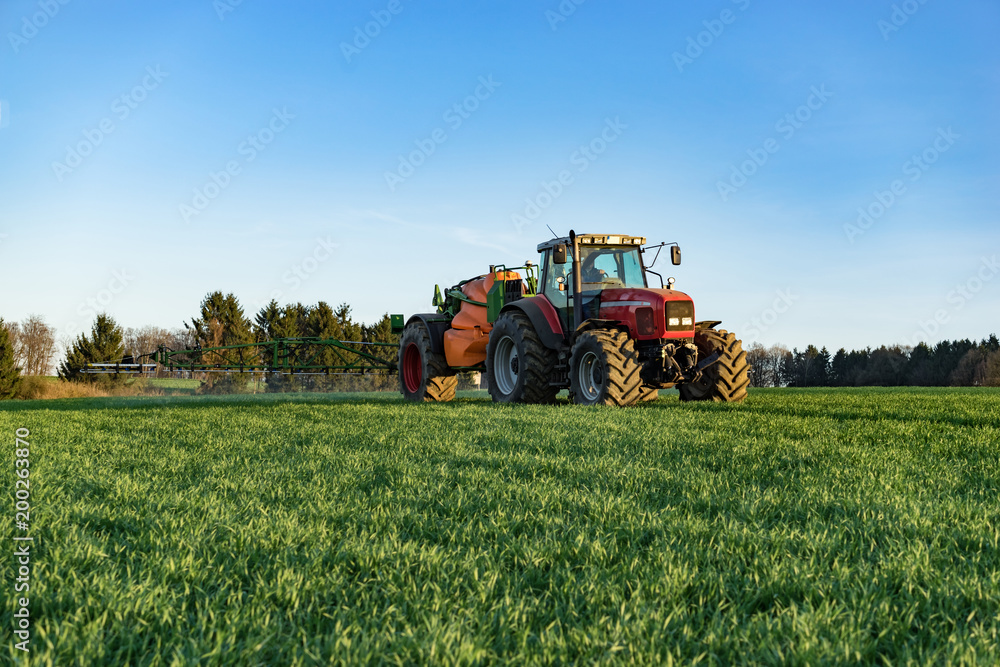 Pflanzenschutz in der Landwirtschaft, Landwirt spritzt seinen Getreidebestand Pflanzenschutz in der Landwirtschaft, Landwirt spritzt seinen Getreidebestand