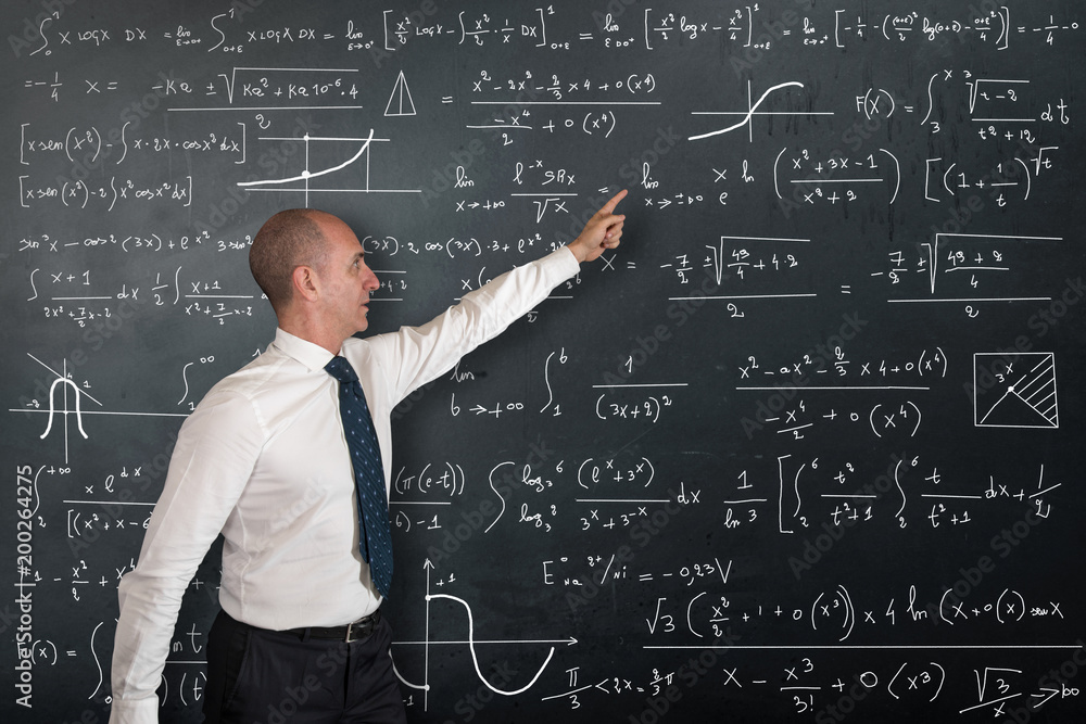 professore di matematica alla lavagna Stock Photo | Adobe Stock