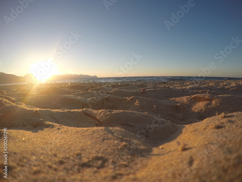 Panorama grandangolare sulla spiaggia al calare del sole. photo