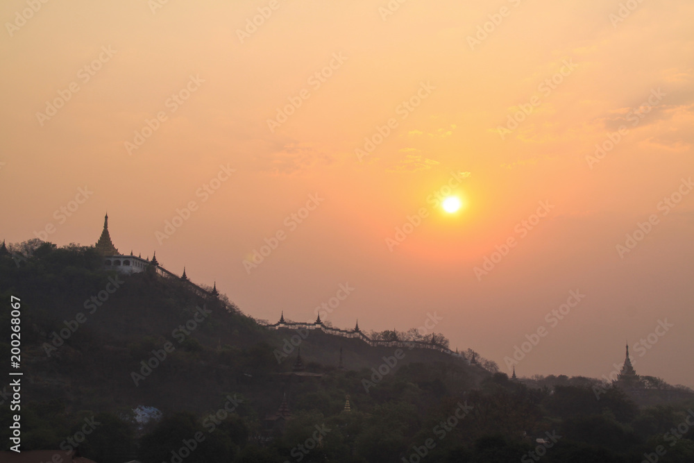 Naklejka premium Sunrise in Mandalay