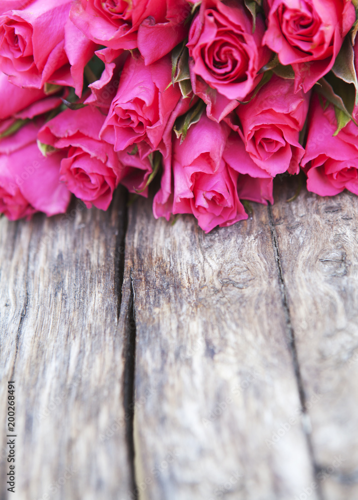 fleures rose sur fond de bois