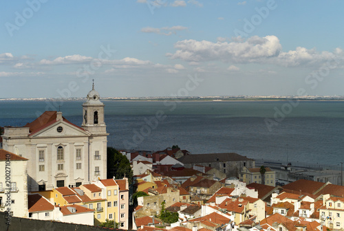 Magnifique vue de Lisbonne avec église, la mer et l'horizon..