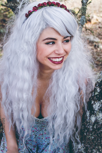 Fototapeta Naklejka Na Ścianę i Meble -  Preciosa chica con el pelo blanco en un bosque 