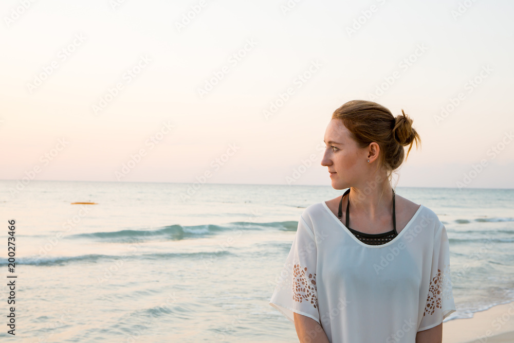 Eine junge Frau spaziert am Strand in der Karibik Eine junge Frau spaziert am Strand in der Karibik