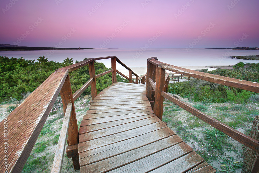 Treppe mit Steg zum Strand