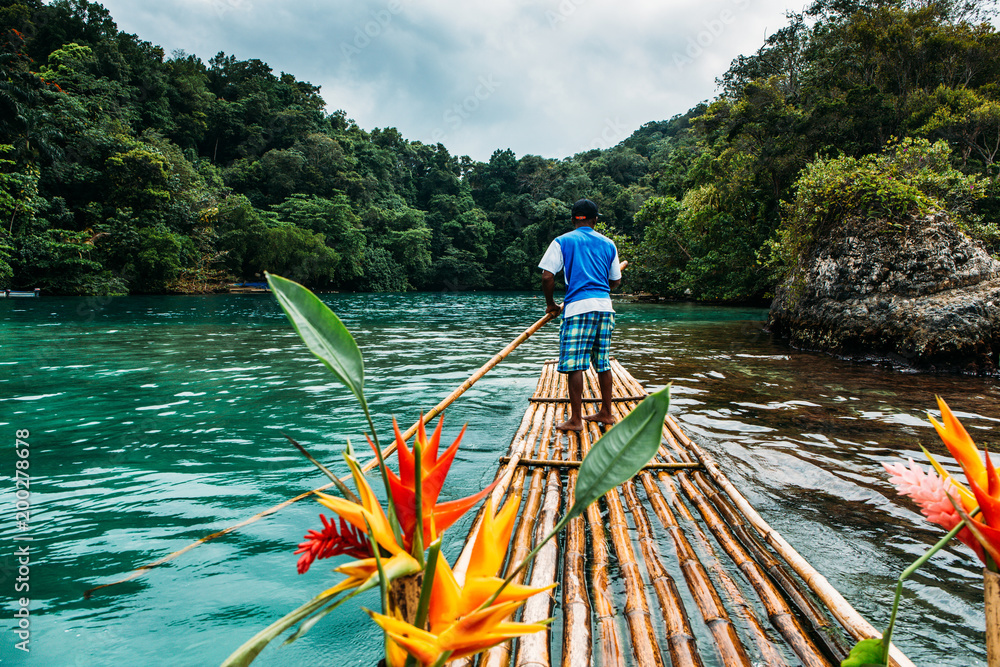 Fototapeta Bambusowa przejażdżka w niebieskiej lagunie na Jamajce