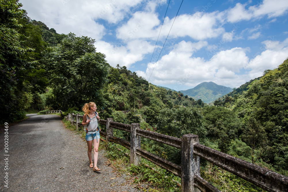 Junge Frau wandert in den Blue mountains in der Karibik auf Jamaika
