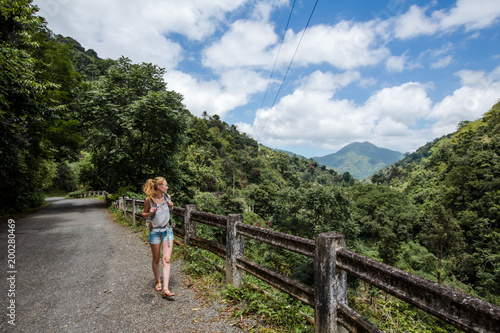 Junge Frau wandert in den Blue mountains in der Karibik auf Jamaika 