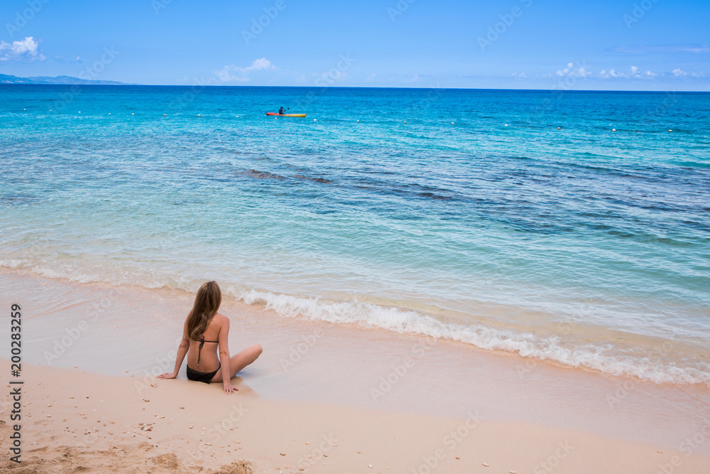 Eine junge Frau macht Urlaub in der Karibik auf der Jamaika Eine junge Frau macht Urlaub in der Karibik auf der Jamaika