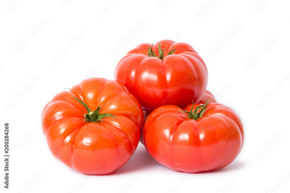 saftige Fleischtomaten auf weißem Hintergrund saftige Fleischtomaten auf weißem Hintergrund