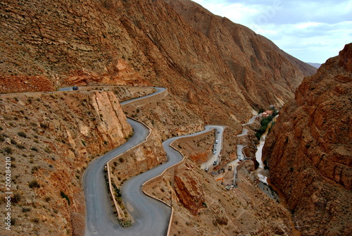 Sinuosa carretera en la zona del Atlas marroqui, estrecha y peligrosa. Marruecos.