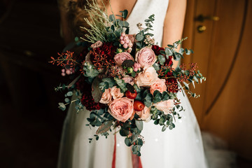 Papier peint photo Magasin de fleurs Bouquet de mariée tenu en mains  © Viktar Vysotski