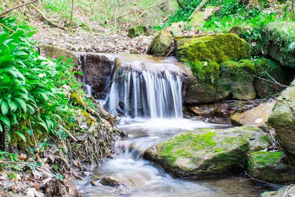 Naklejka premium Kleiner Wasserfall