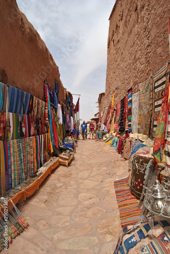 Puestos y vendedores en el interior de la kasbah Ait Ben haddou, Marruecos © Isilvia