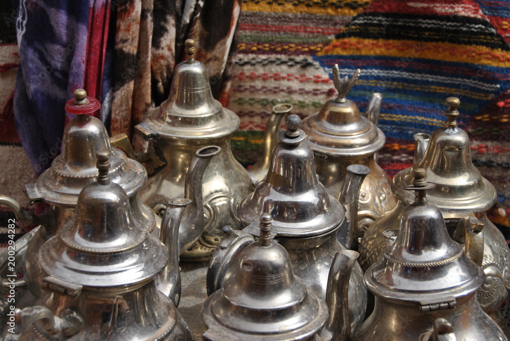 Artesania, telas y abalorios en puestos en la calle, en la kasbah Ait Ben Haddou Artesania, telas y abalorios en puestos en la calle, en la kasbah Ait Ben Haddou