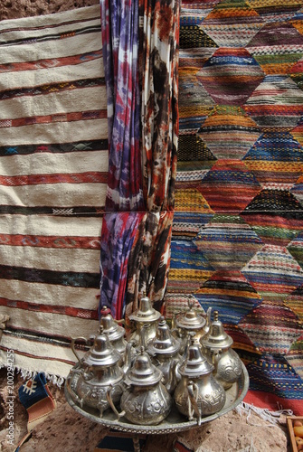 Artesania, telas y abalorios en puestos en la calle, en la kasbah Ait Ben Haddou