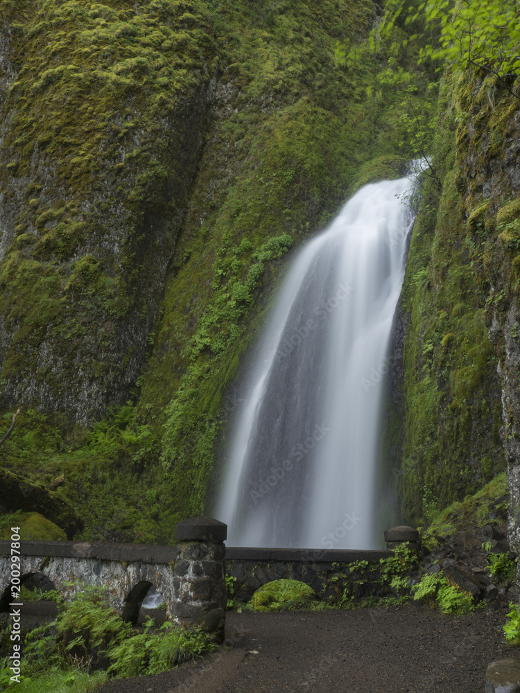 Obraz premium Wahkeena falls with viewpoint