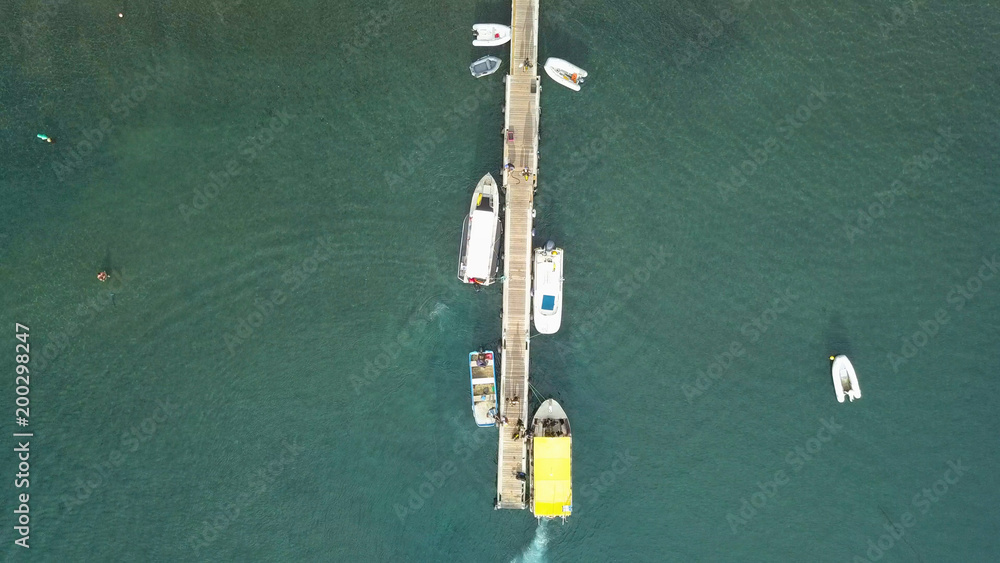 bateau en vue aérienne avec ponton
