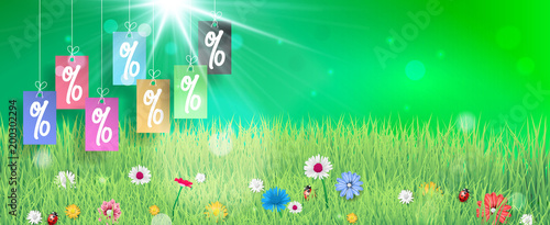 Banner mit Preisschildern mit Prozentzeichen im grünen Park. Hanging Price Stickers Sale Header on green garden. Hanging percent stickers header. Percent mark hanging concept.