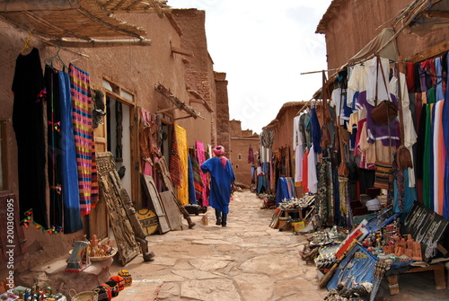 Puestos y vendedores en el interior de la kasbah Ait Ben haddou, Marruecos