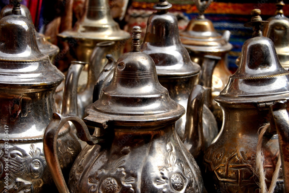 Artesania, telas y abalorios en puestos en la calle, en la kasbah Ait Ben Haddou Artesania, telas y abalorios en puestos en la calle, en la kasbah Ait Ben Haddou