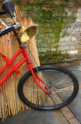 Rotes Fahrrad mit goldener Hupe photo