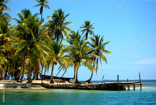Isla con palmeras, aguas turquesa, en Guna Yala, Kuna Yala, San Blas, Panamá. Paraíso tropical.