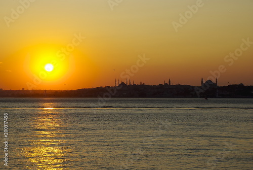 Obraz na płótnie Sunset on the sea with Istanbul skyline w salonie