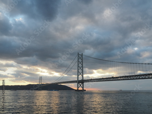 明石海峡大橋と夕陽