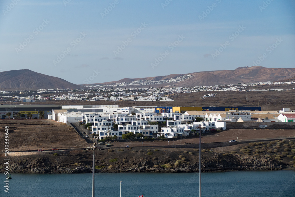 Blick auf die typischen leuchtend weißen Häuser der kanarischen Insel Lanzarote