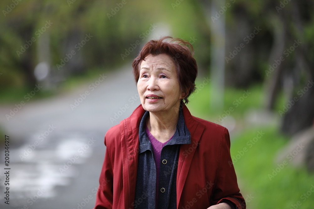 屋外を歩くシニア女性