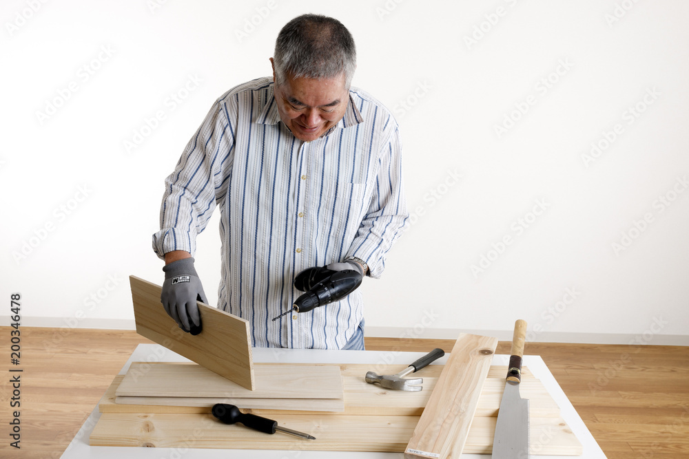 シニア男性とDIY シニア男性とDIY