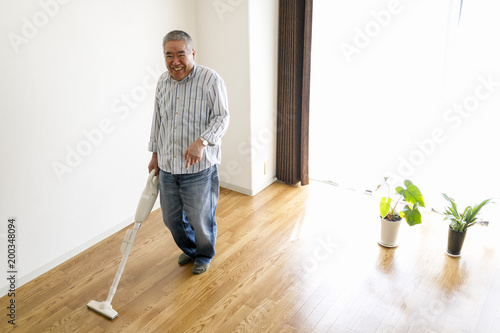 掃除をするシニア男性 © beeboys