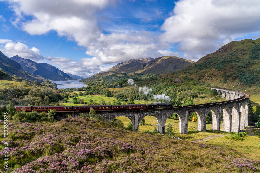 Fototapeta premium Słynny wiadukt kolejowy Glenfinnan w Szkocji