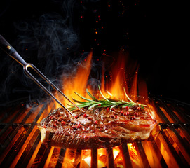 Stickers Grill / Barbecue Entrecote met rozemarijn op grill  © Romolo Tavani