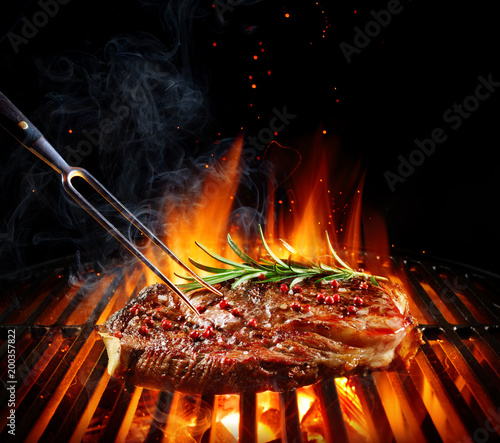 Fotografia Entrecote Beef Steak On Grill With Rosemary Pepper And Salt