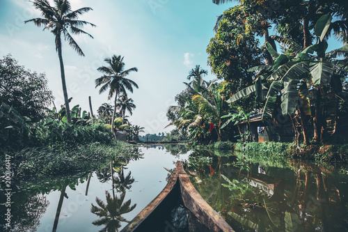 Kerala Backwaters in Indien auf dem Boot auf dem Fluss Reisen zwischen palmen photo