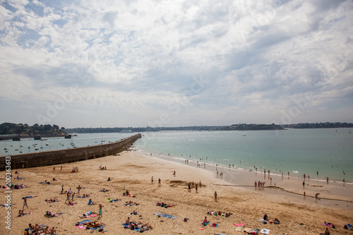 Playa de la ciudad amurallada de St Malo  Francia.