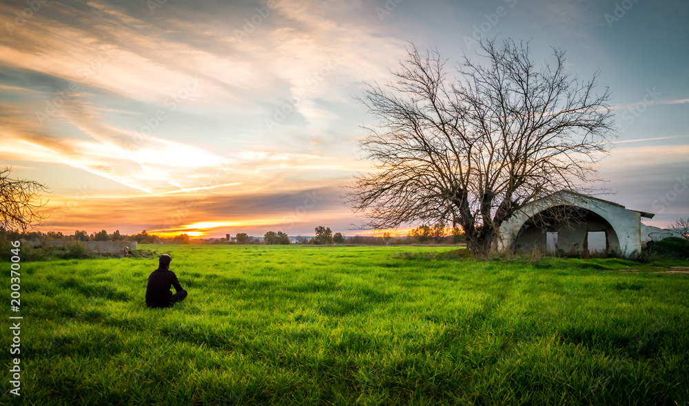 Φωτογραφία watching the sun fall in front of a ruined house near the city of Badajoz