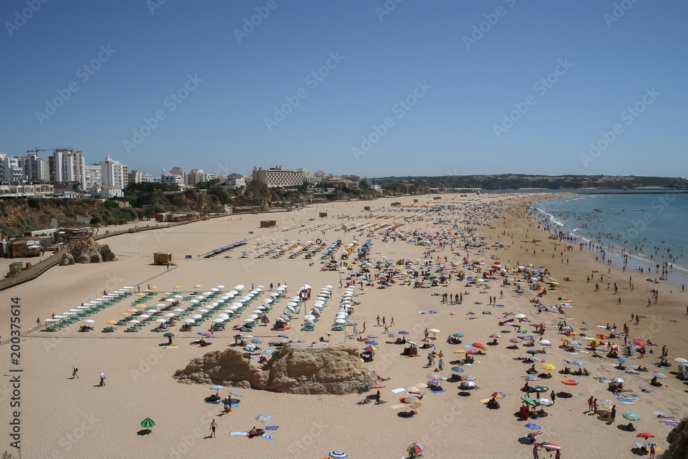 Menschen, Touristen am Strand, Praia da Rocha Algarve Portugal. Leute, die einen schönen Tag an einem Strand genießen_006