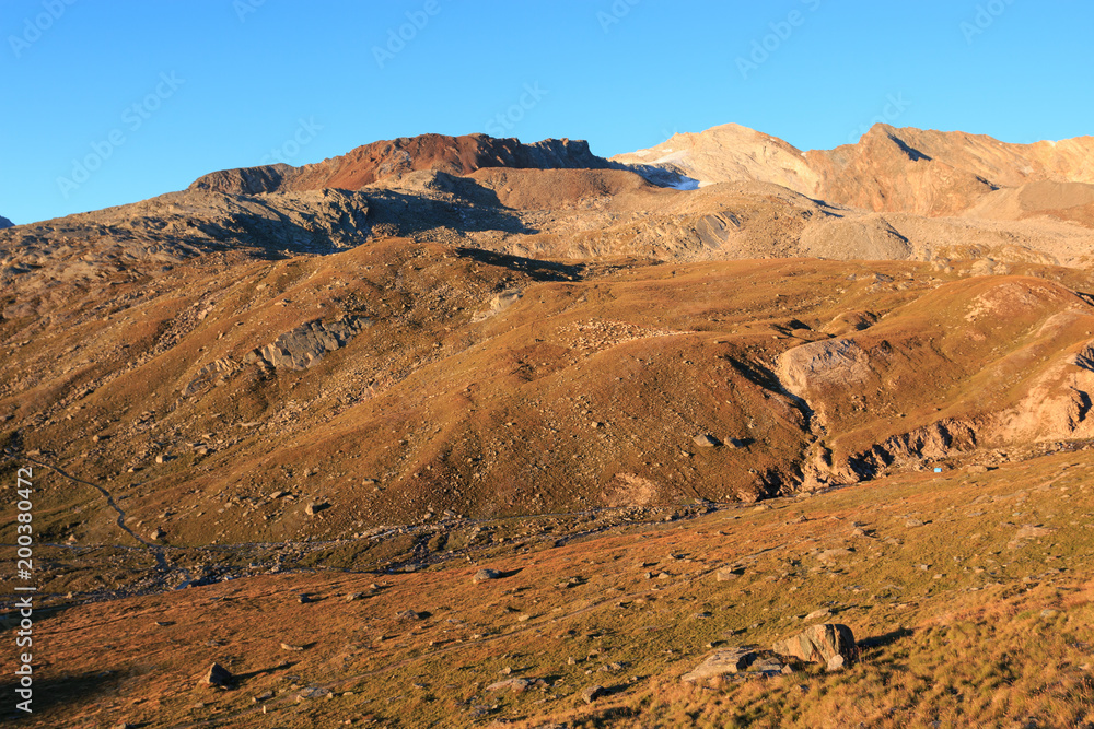 alba nella conca del Lauson, presso il rifugio Vittorio Sella - parco nazionale del Gran Paradiso