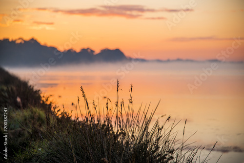 Alba dal lago