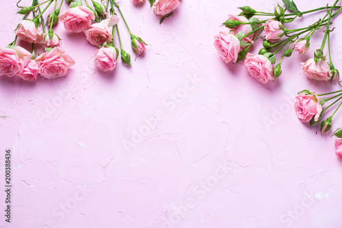 Fototapeta Naklejka Na Ścianę i Meble -  Fresh pink roses flowers on  pink textured background.